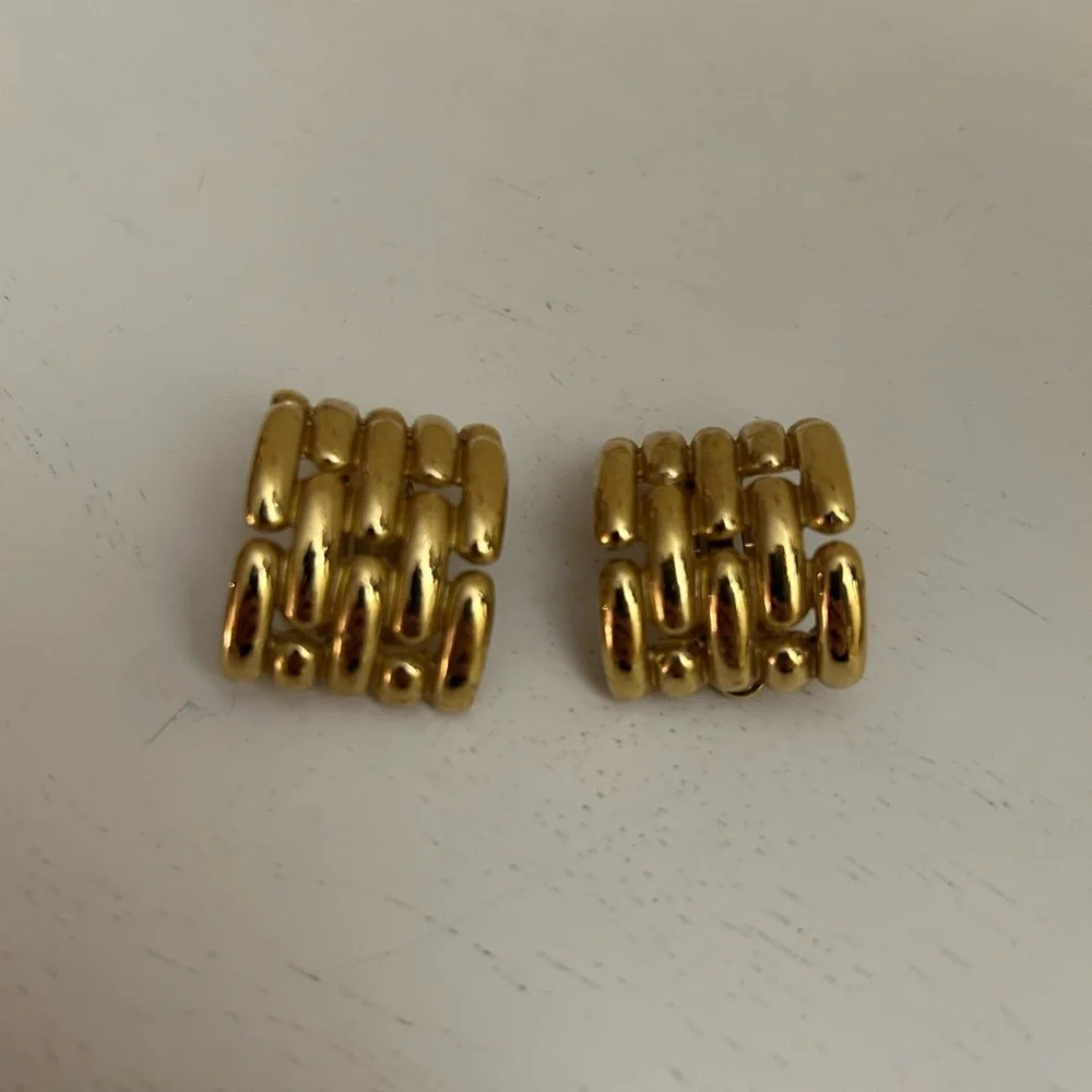 GIVENCHY VINTAGE PARIS NEW YORK LARGE GOLD PLATE CLIP ON EARRINGS - Picture 6 of 12